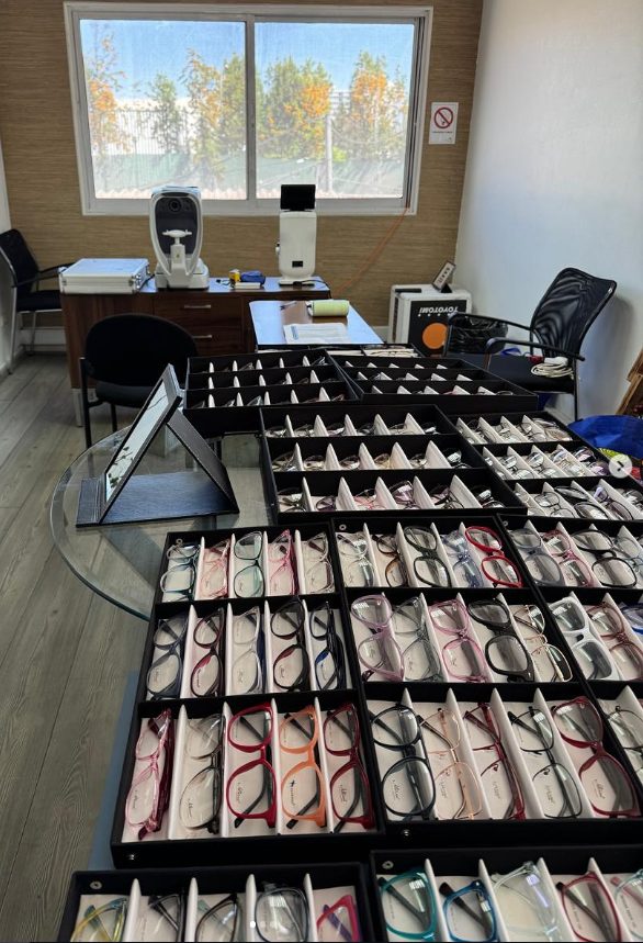 Operativo visual montado en una empresa con amplia selección de marcos